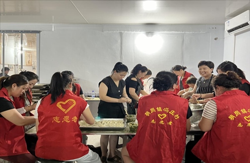 志愿者在以孝治家大食堂工作。（受訪者供圖）