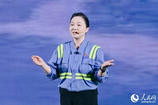 黃英紅講述在互聯(lián)網(wǎng)“種地”的故事。人民網(wǎng)攝