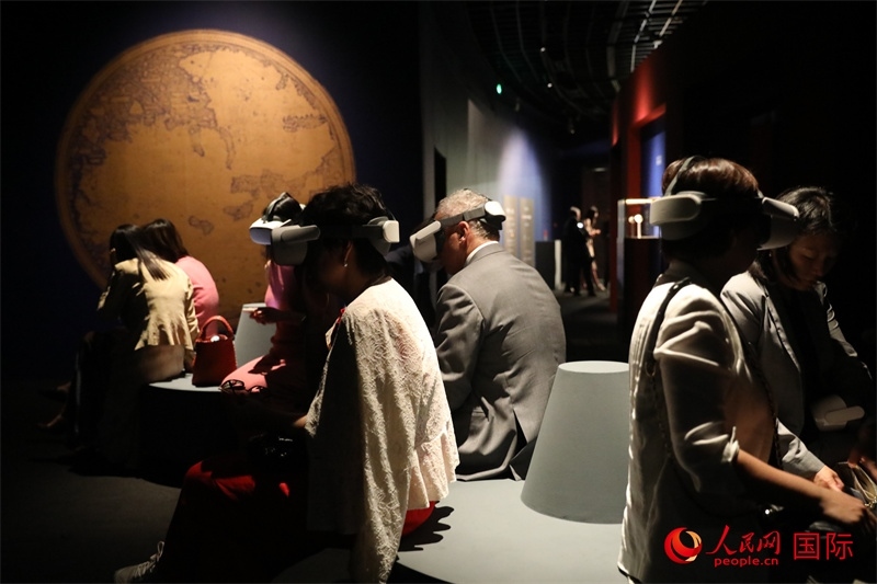 嘉賓在展覽“傳奇之旅：馬可·波羅與絲綢之路上的世界”VR體驗區(qū)參觀。人民網(wǎng) 殷韜攝