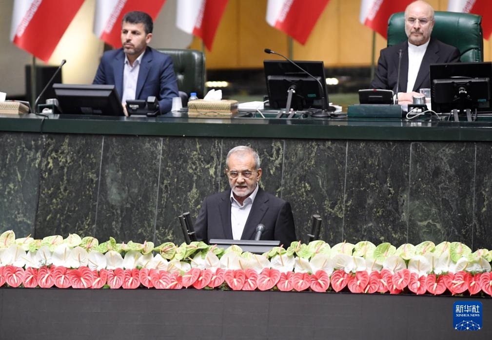 7月30日，佩澤希齊揚（前）在伊朗德黑蘭的伊朗議會宣誓就任伊朗總統(tǒng)后發(fā)表就職演說。新華社記者 沙達提 攝