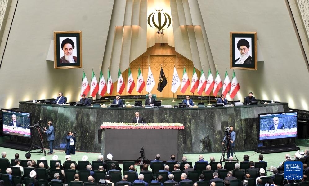 7月30日，佩澤希齊揚（中）在伊朗德黑蘭的伊朗議會宣誓就任伊朗總統(tǒng)后發(fā)表就職演說。新華社記者 沙達提 攝