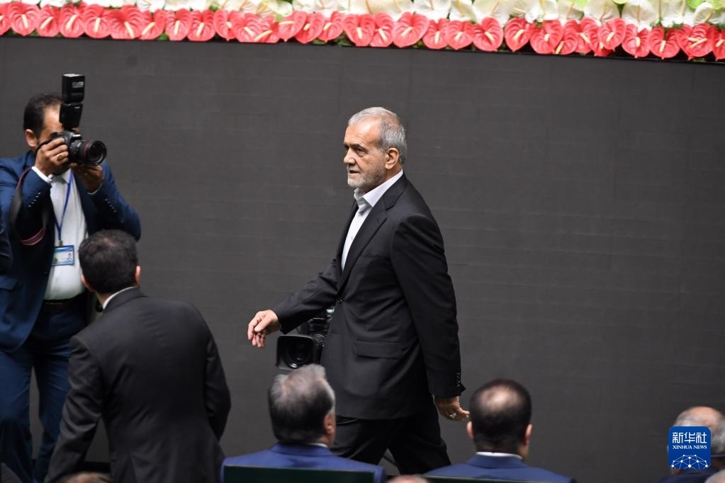 7月30日，在伊朗德黑蘭的伊朗議會，佩澤希齊揚（中）抵達總統(tǒng)就職典禮現(xiàn)場。新華社記者 沙達提 攝