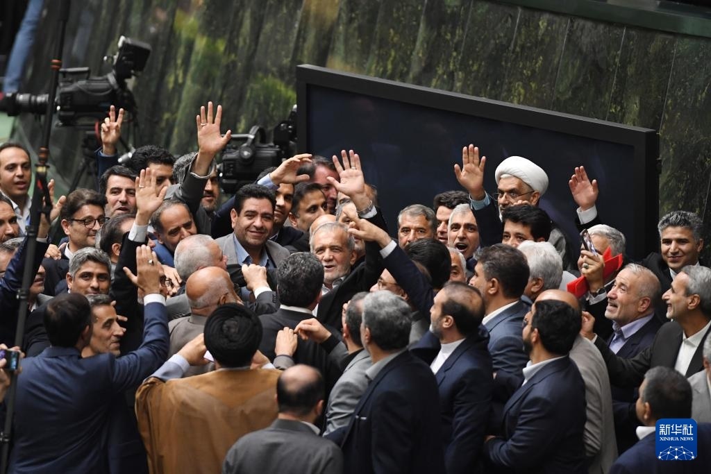 7月30日，在伊朗德黑蘭的伊朗議會，佩澤希齊揚（中）離開總統(tǒng)就職典禮現(xiàn)場時揮手致意。新華社記者 沙達提 攝