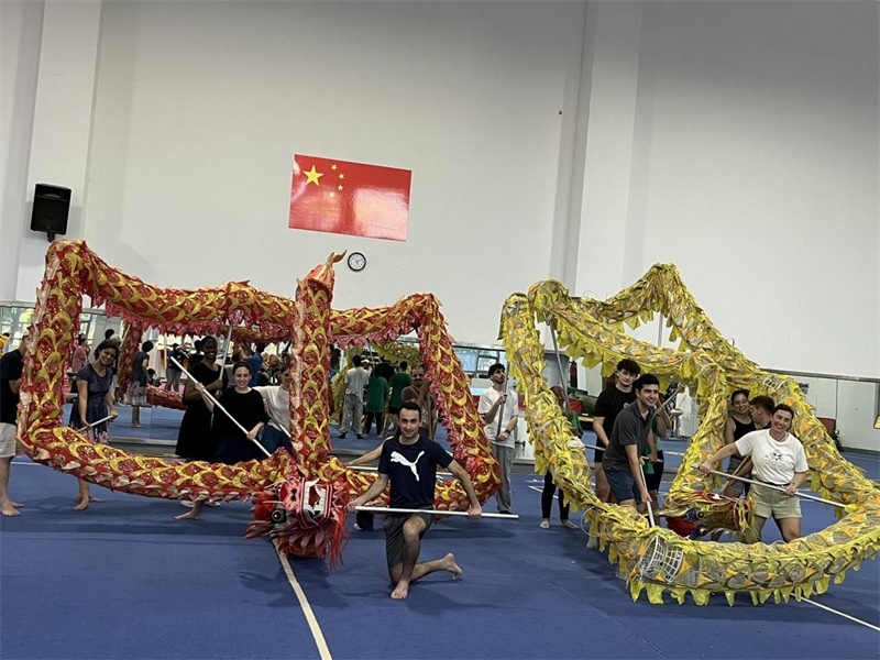 在中國(guó)和巴西共迎兩國(guó)建交50周年之際，巴西圣保羅州立大學(xué)孔子學(xué)院今年7月成功組織多批、近40名巴西青少年來華進(jìn)行短期訪問交流，圖為訪問團(tuán)成員在中國(guó)參加文化體驗(yàn)活動(dòng)。 巴西圣保羅州立大學(xué)孔子學(xué)院供圖