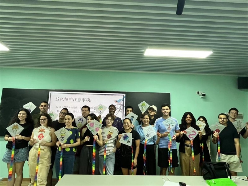 在中國(guó)和巴西共迎兩國(guó)建交50周年之際，巴西圣保羅州立大學(xué)孔子學(xué)院今年7月成功組織多批、近40名巴西青少年來華進(jìn)行短期訪問交流，圖為訪問團(tuán)成員參加文化體驗(yàn)活動(dòng)。 巴西圣保羅州立大學(xué)孔子學(xué)院供圖