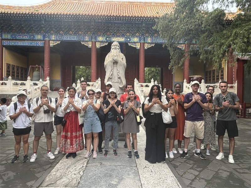 在中國(guó)和巴西共迎兩國(guó)建交50周年之際，巴西圣保羅州立大學(xué)孔子學(xué)院今年7月成功組織多批、近40名巴西青少年來華進(jìn)行短期訪問交流，圖為訪問團(tuán)成員參加文化體驗(yàn)活動(dòng)。 巴西圣保羅州立大學(xué)孔子學(xué)院供圖