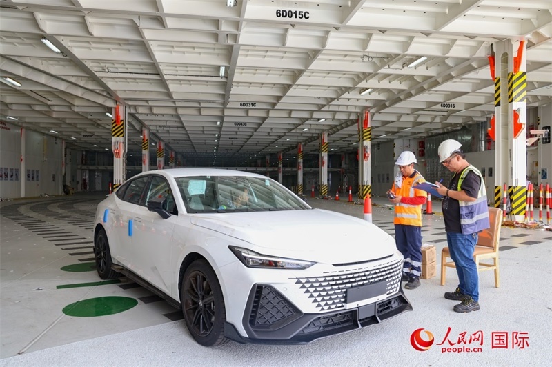 工人正在進行卸車作業(yè)。人民網(wǎng)記者 任皓宇攝