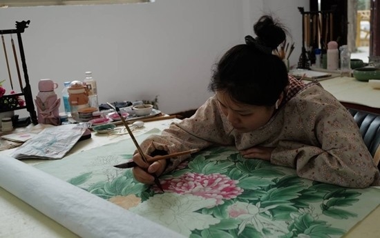 當(dāng)?shù)剞r(nóng)民畫師正在作畫。受訪者供圖
