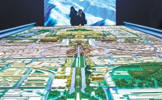 首都博物館“輝煌中軸”展廳內(nèi)，十六米長的中軸線沙盤，配以立體投影技術(shù)，展現(xiàn)北京中軸線之壯美。 本報記者 武亦彬攝