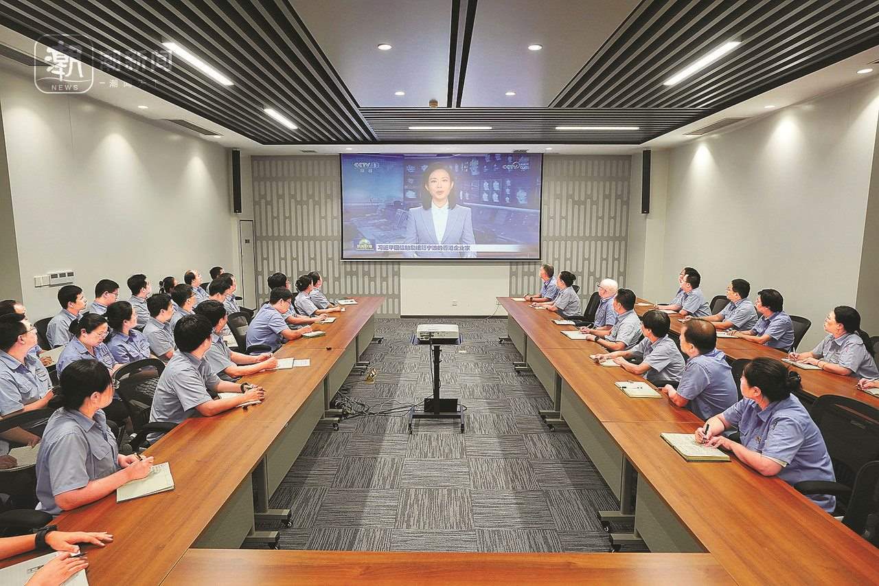 2024年8月1日晚，寧波永新光學(xué)股份有限公司員工集體觀看央視《新聞聯(lián)播》關(guān)于國(guó)家主席習(xí)近平給包陪慶、曹其鏞等祖籍寧波的香港企業(yè)家回信的報(bào)道。潮新聞?dòng)浾?賀元?jiǎng)P 彭鵬 周旭輝 攝