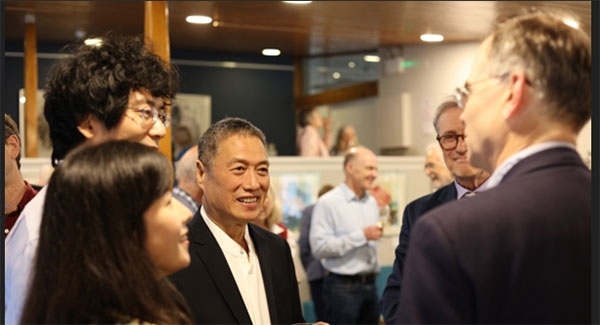 盧中見與嘉賓交流中國(guó)畫。許晉熙攝