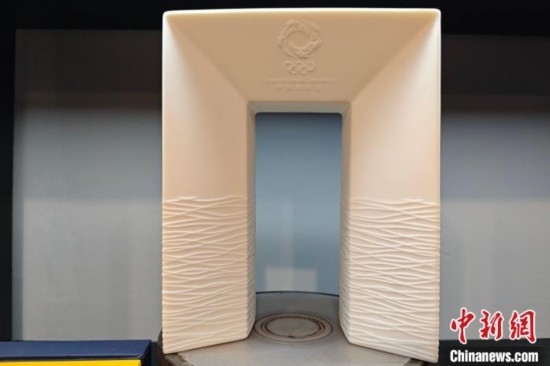 白瓷作品《凱旋尊》巧妙融合了法國與中國最具象征意義的藝術(shù)形式和元素進行再創(chuàng)造。 吳冠標 攝