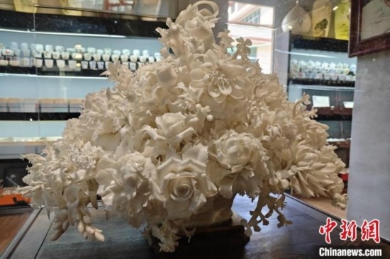 福建德化陶瓷以“白”見長，因白如雪、明如鏡、薄如紙、聲如磬、潤如玉而享譽世界。 吳冠標 攝