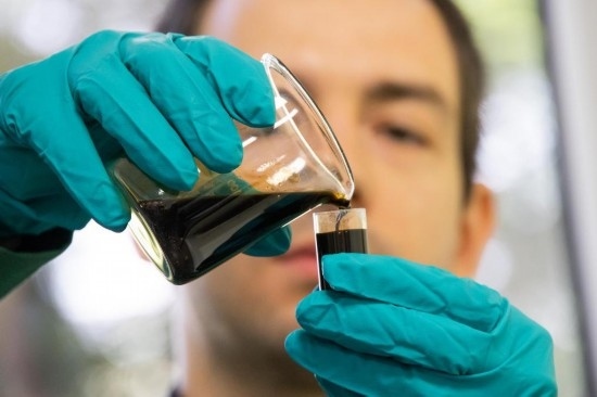 2022年5月24日，在匈牙利薩茲豪隆包陶多瑙河煉油廠，一名工人對(duì)通過(guò)阿德里亞輸油管道運(yùn)達(dá)的原油樣品進(jìn)行質(zhì)量分析。新華社發(fā)（弗爾季·奧蒂洛攝）