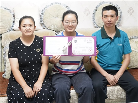 楊雨和父母。清華大學(xué)供圖