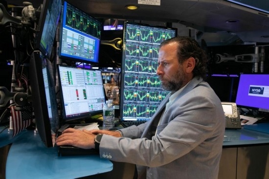 5月3日，交易員在美國紐約證券交易所交易大廳工作。新華社發(fā)（郭克攝）