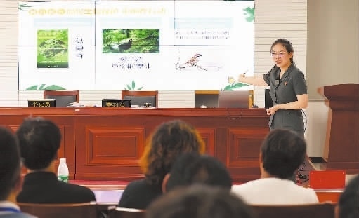 圖②：法官給旁聽群眾講解破壞生態(tài)環(huán)境的危害和法律后果。