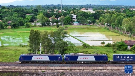 8月5日，由老撾籍火車(chē)司機(jī)獨(dú)立駕駛的滿(mǎn)載貨物的列車(chē)駛出萬(wàn)象站，向中國(guó)昆明進(jìn)發(fā)（無(wú)人機(jī)照片）。新華社發(fā)（楊永全 攝）