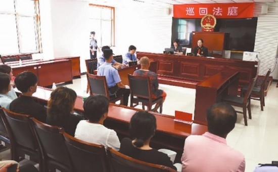 圖①：庭審現(xiàn)場(chǎng)。