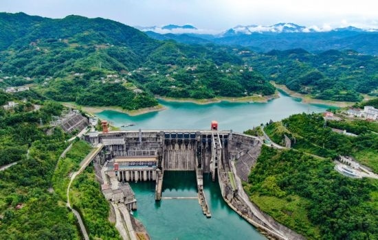 這是陜西安康水電站大壩（2024年6月21日攝，無人機照片）。新華社記者 蔡湘鑫 攝