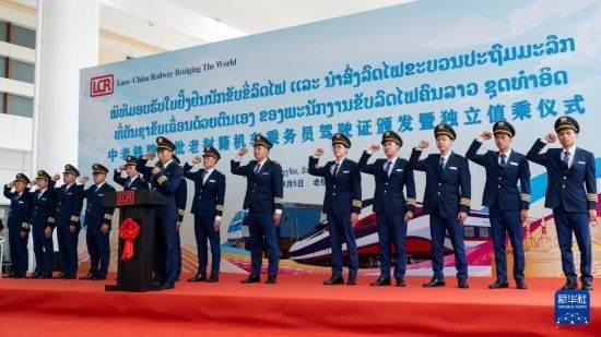 8月5日，在中老鐵路萬(wàn)象站，中老鐵路首批14名老撾籍火車(chē)司機(jī)進(jìn)行宣誓。新華社發(fā)（凱喬 攝）