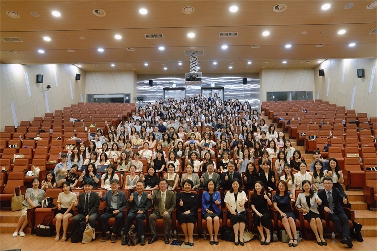 8月5日，第十一屆在韓國際中文教育志愿者崗中培訓舉行開班儀式。圖為活動現(xiàn)場合影。 教育部中外語言交流合作中心供圖