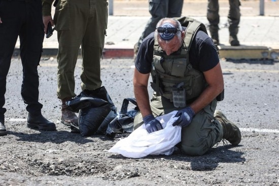 8月6日，在以色列納哈里亞，警方在無人機(jī)襲擊現(xiàn)場開展工作。以色列國防軍6日發(fā)表聲明說，多架無人機(jī)當(dāng)天從黎巴嫩射向以色列，造成以色列邊境城市納哈里亞數(shù)名平民受傷。新華社/基尼圖片社