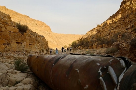 這是4月28日在以色列南部城市阿拉達(dá)附近拍攝的伊朗導(dǎo)彈殘骸。新華社發(fā)（賈馬爾·阿瓦德攝）