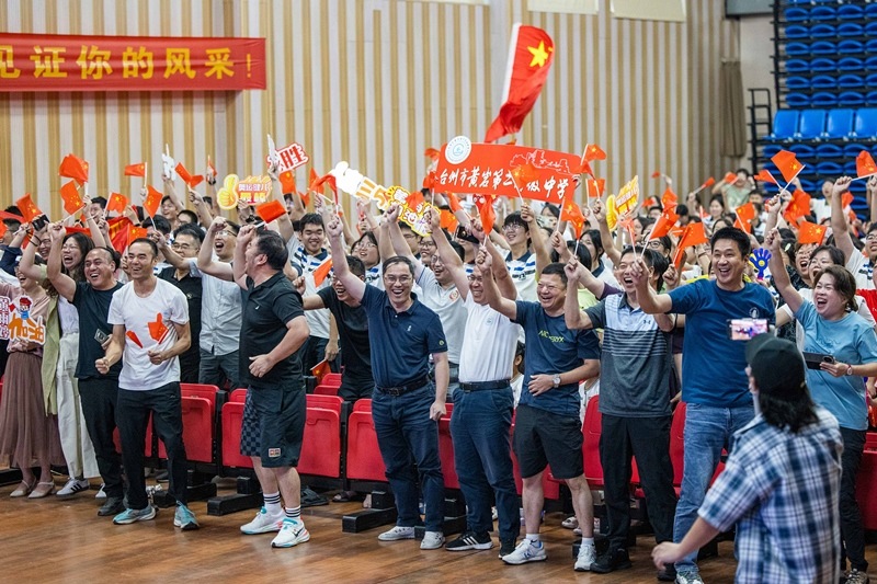 北京時間7月27日，2024年巴黎奧運會首個比賽日，在射擊10米氣步槍混合團體比賽中，中國選手黃雨婷/盛李豪獲得金牌。圖為黃雨婷的母校師生們通過收看奧運直播的方式為她加油助威。