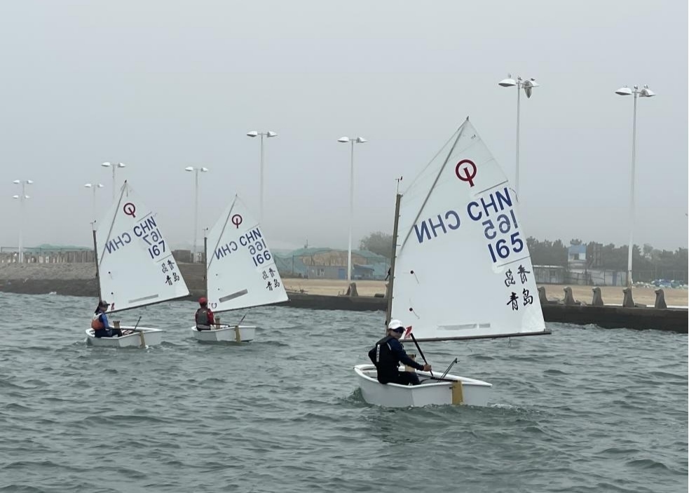 青島市嶗山區(qū)中韓小學(xué)帆船社團(tuán)進(jìn)行帆船訓(xùn)練。青島市嶗山區(qū)教育和體育局供圖