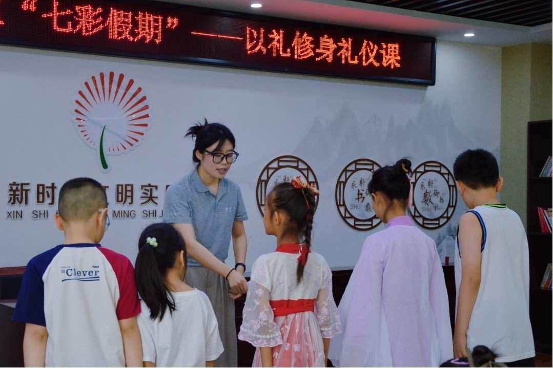 曲阜市小雪街道如意社區(qū)新時(shí)代文明實(shí)踐站以禮修身禮儀課。謝婉瑩 攝