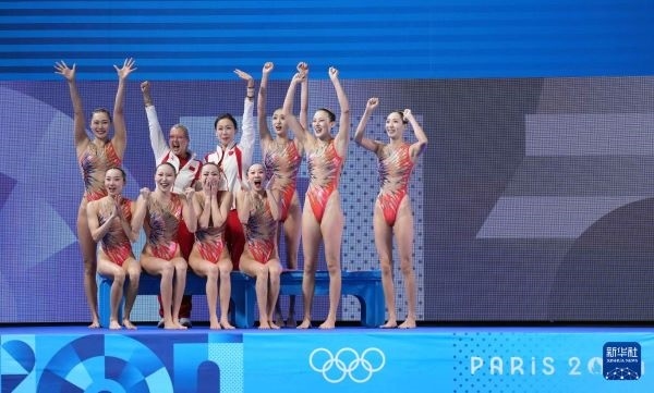 北京時(shí)間8月8日凌晨，巴黎奧運(yùn)會(huì)花樣游泳集體項(xiàng)目的最后一項(xiàng)比賽集體技巧自選在巴黎奧林匹克水上運(yùn)動(dòng)中心舉行。中國(guó)隊(duì)奪得花樣游泳集體項(xiàng)目金牌。圖為中國(guó)隊(duì)在比賽后慶祝奪冠。新華社記者 薛宇舸 攝