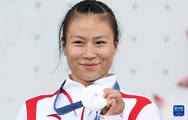 北京時(shí)間8月7日，在巴黎奧運(yùn)會(huì)攀巖女子速度賽比賽中，中國(guó)選手鄧麗娟獲得銀牌。圖為亞軍中國(guó)選手鄧麗娟在頒獎(jiǎng)儀式上。新華社記者 高靜 攝