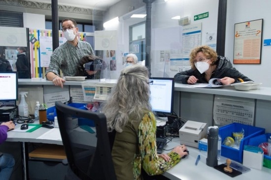 1月15日，人們在西班牙馬德里一家診所內(nèi)就診。新華社發(fā)（古斯塔沃·巴連特攝）