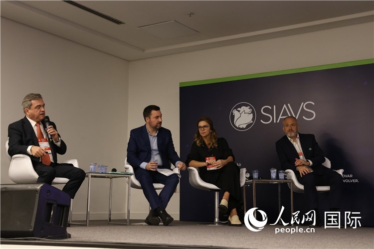 巴西動(dòng)物蛋白協(xié)會(huì)高層管理人員在展覽會(huì)舉辦前接受外國(guó)記者采訪。 人民網(wǎng)記者 時(shí)元皓攝