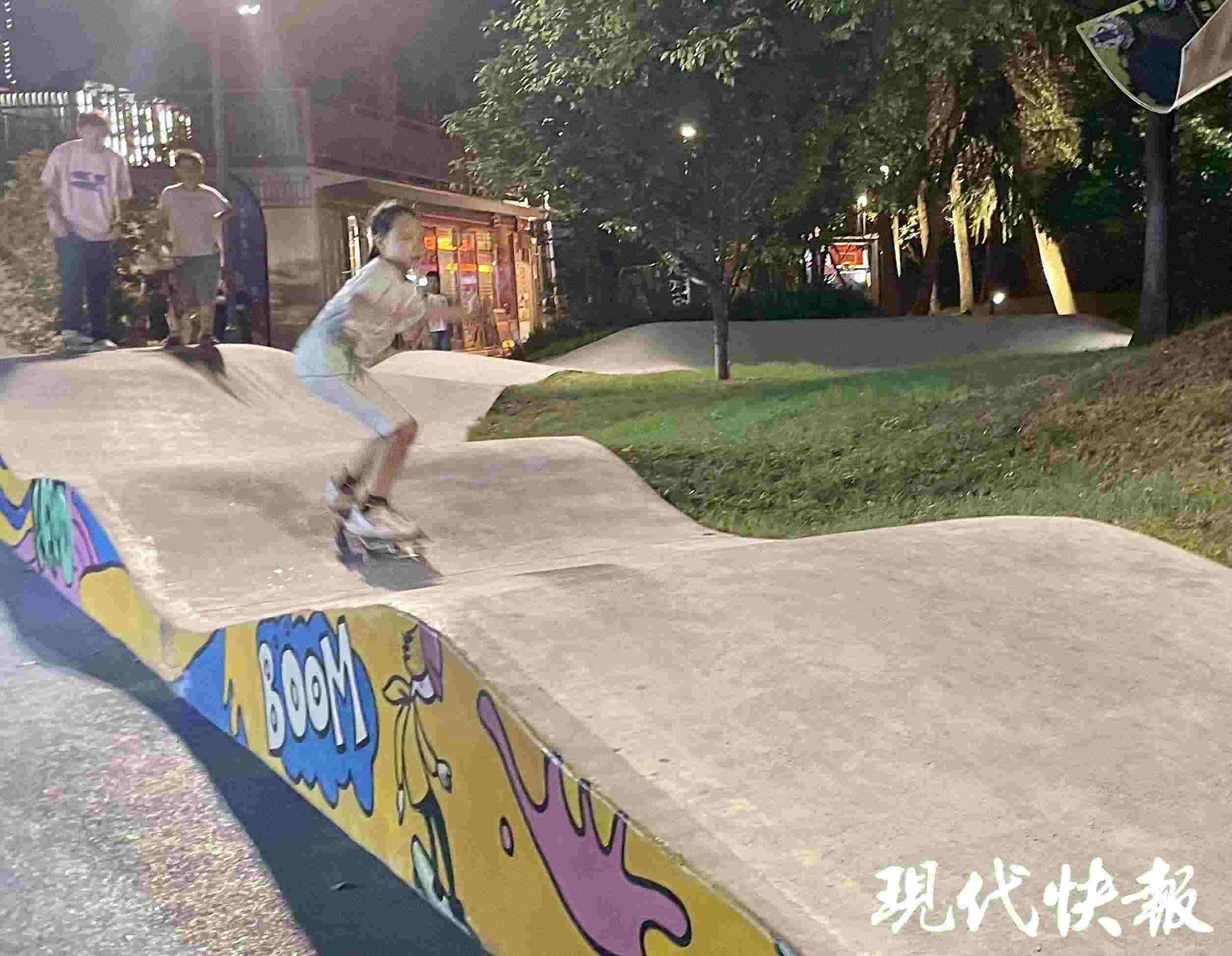 南京西城·夜未央的滑板場(chǎng)地上，一群青少年正在玩滑板
