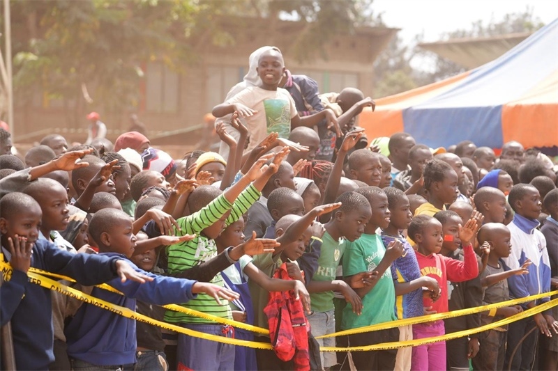 孩子們觀看達(dá)人秀。主辦方供圖