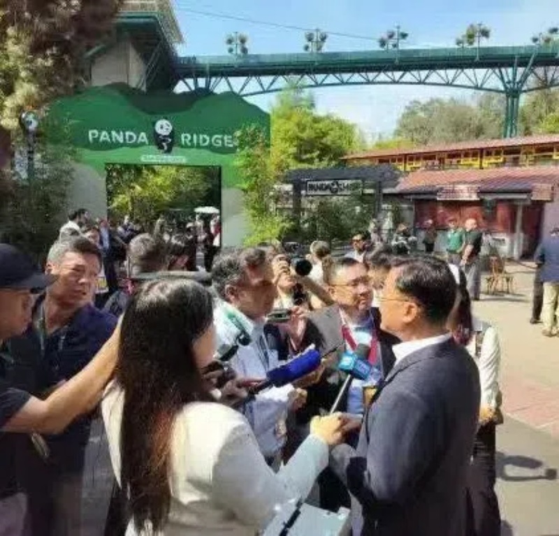 謝鋒大使現(xiàn)場接受記者采訪。中國駐美大使館供圖