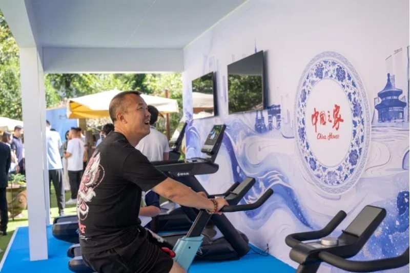 參觀者在智慧體育公園體驗(yàn)動(dòng)感單車。巴黎