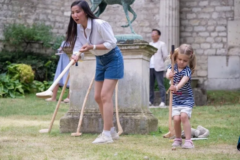 小朋友體驗(yàn)捶丸游戲。巴黎