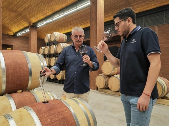  8月7日，尼古拉·格里馬（左）與同事在酒窖中。新華社記者 劉海 攝