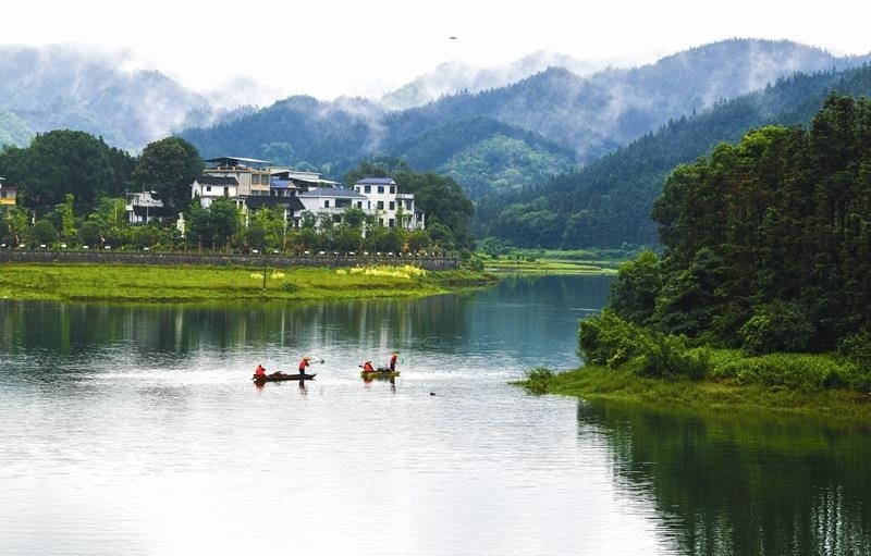 2024年6月5日，志愿者在湖南常寧市洋泉水庫清理水面漂浮物。