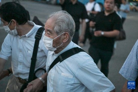 8月12日晚，侵華日軍第七三一部隊（簡稱“731部隊”）“少年隊”原隊員清水英男，乘機抵達哈爾濱。新華社記者 王松 攝