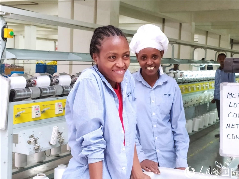 無錫金茂埃塞面料廠車間的當?shù)嘏?。人民網(wǎng)記者黃培昭攝