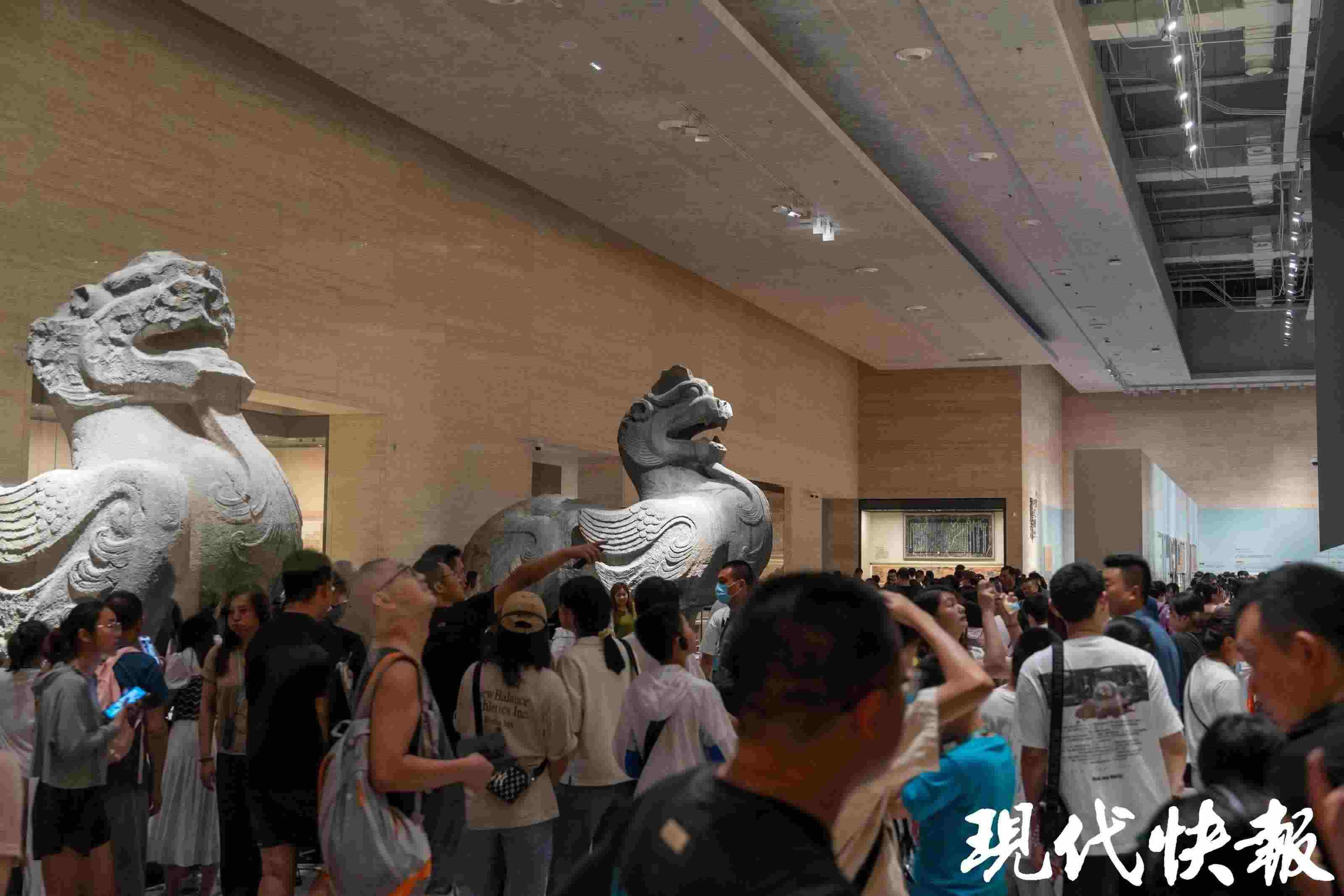 揚(yáng)州中國大運(yùn)河博物館內(nèi)游人如織