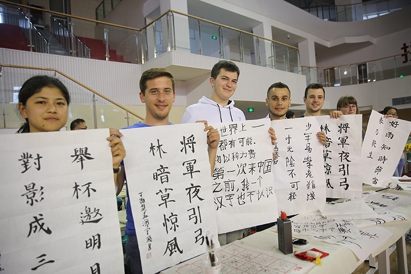 2017年6月5日，來自青島大學(xué)和中國石油大學(xué)（華東）的外國留學(xué)生在展示現(xiàn)場完成的書法作品。