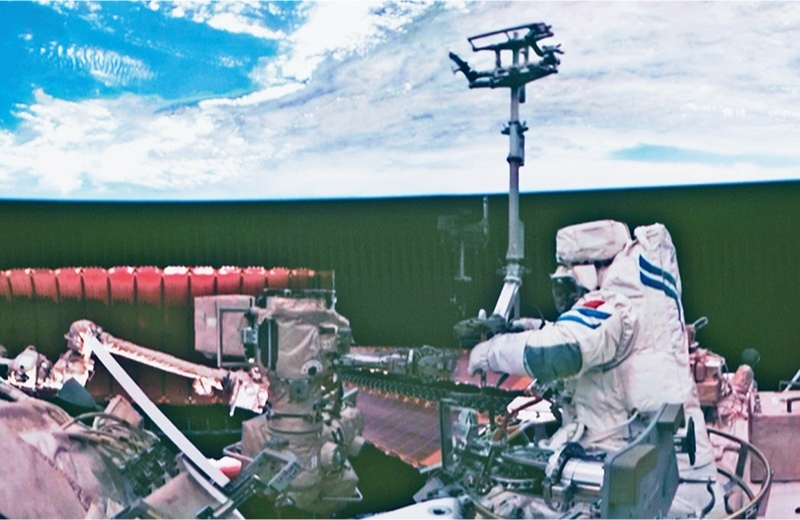 黨的十八大以來，我國科技事業(yè)取得歷史性成就、發(fā)生歷史性變革，科技自立自強(qiáng)成果持續(xù)涌現(xiàn)。圖為2024年7月3日在北京航天飛行控制中心拍攝的神舟十八號(hào)航天員李聰在空間站組合體艙外作業(yè)的畫面。 新華社記者 郭中正/攝