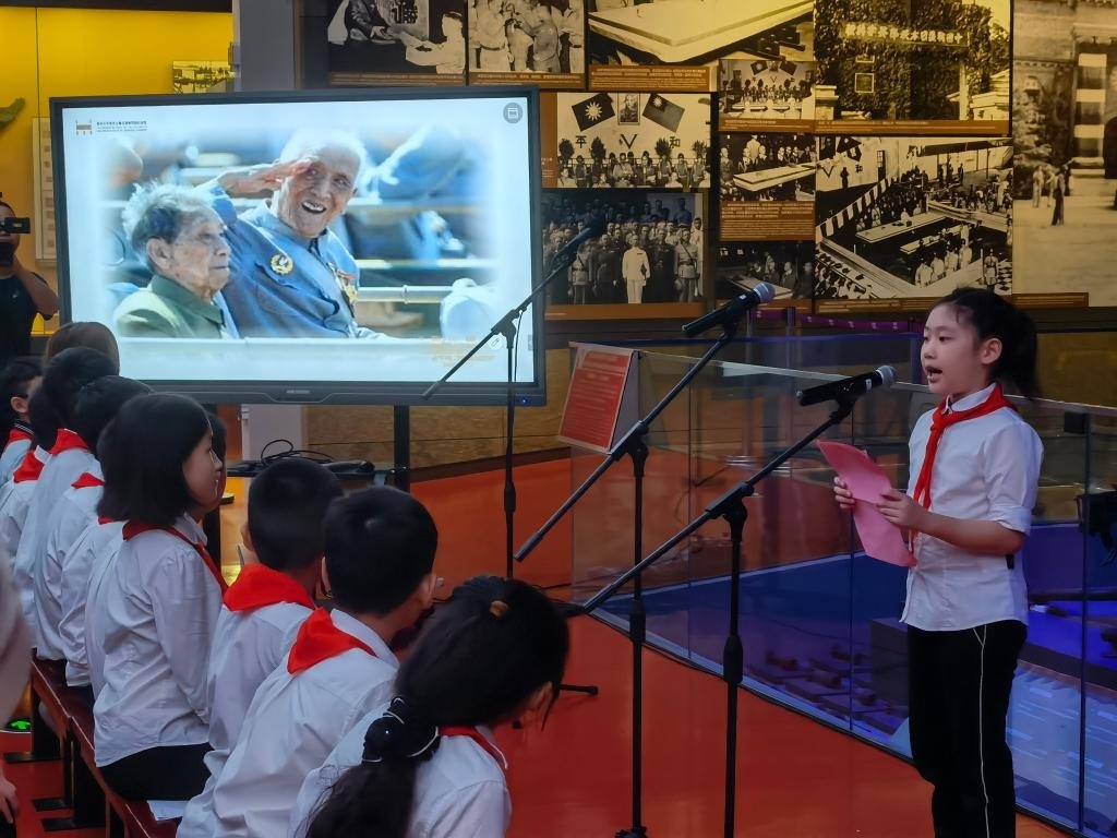 南京市科睿小學(xué)二年級(jí)學(xué)生章若初為大家講述抗戰(zhàn)老兵手印的故事。 新華社記者 邱冰清 攝