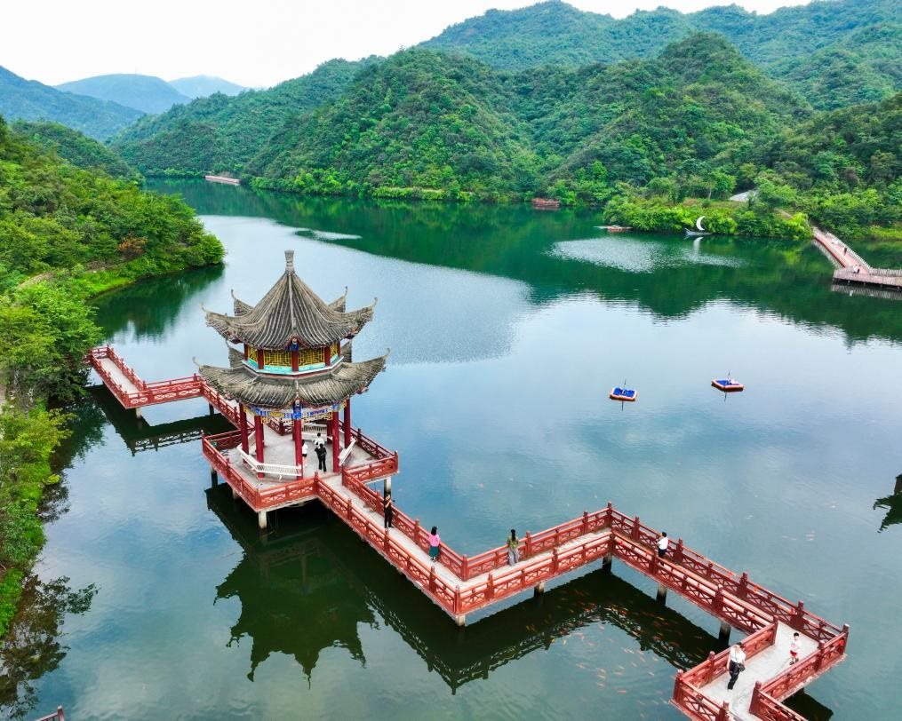 2024年8月11日，游客在湖南省雙牌縣陽明山國家森林公園萬和湖休閑游玩。新華社發(fā)（周秀魚春攝）