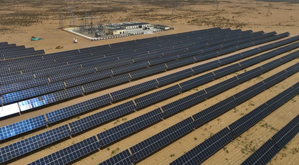 這是2024年5月16日拍攝的內(nèi)蒙古巴彥淖爾市磴口縣烏蘭布和沙漠光伏基地。新華社記者李云平攝